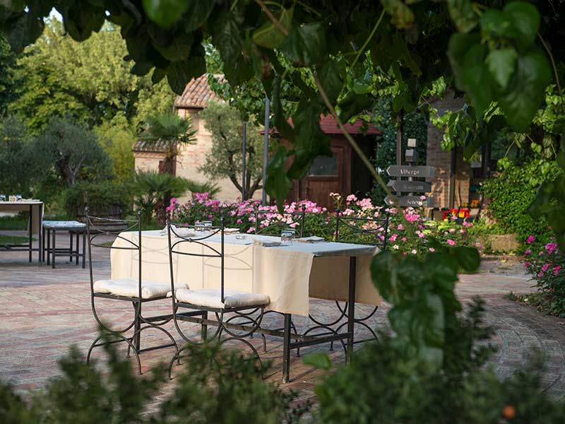 Ristorante e Pizza Gourmet Le Case Macerata - tavoli all'aperto d'estate