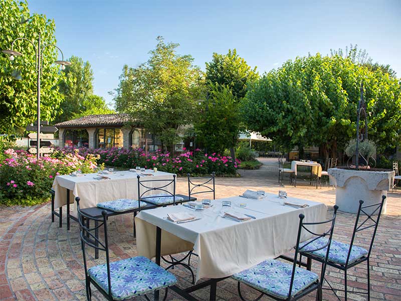 Ristorante e Pizza Gourmet Le Case Macerata - tavoli all'aperto d'estate