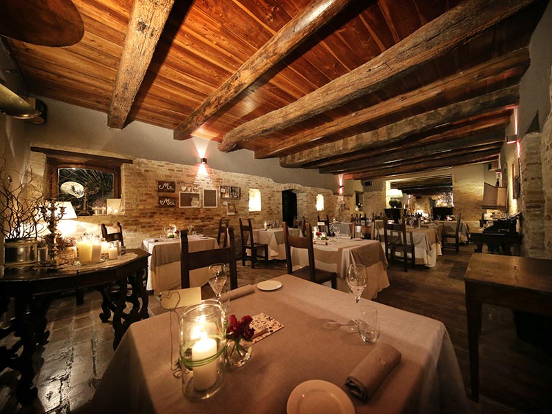 Ristorante L'Enoteca del Resort Le Case a Macerata
