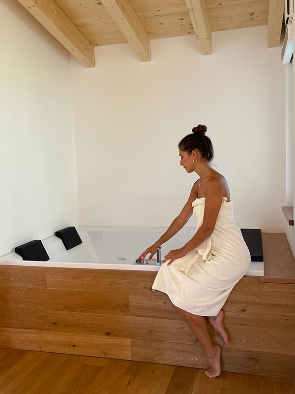 resort albergo le case macerata stilt house nel bosco con vasca idromassaggio per due persone