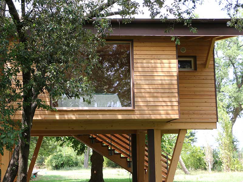 resort albergo le case macerata stilt house dormire in casa sull'albero